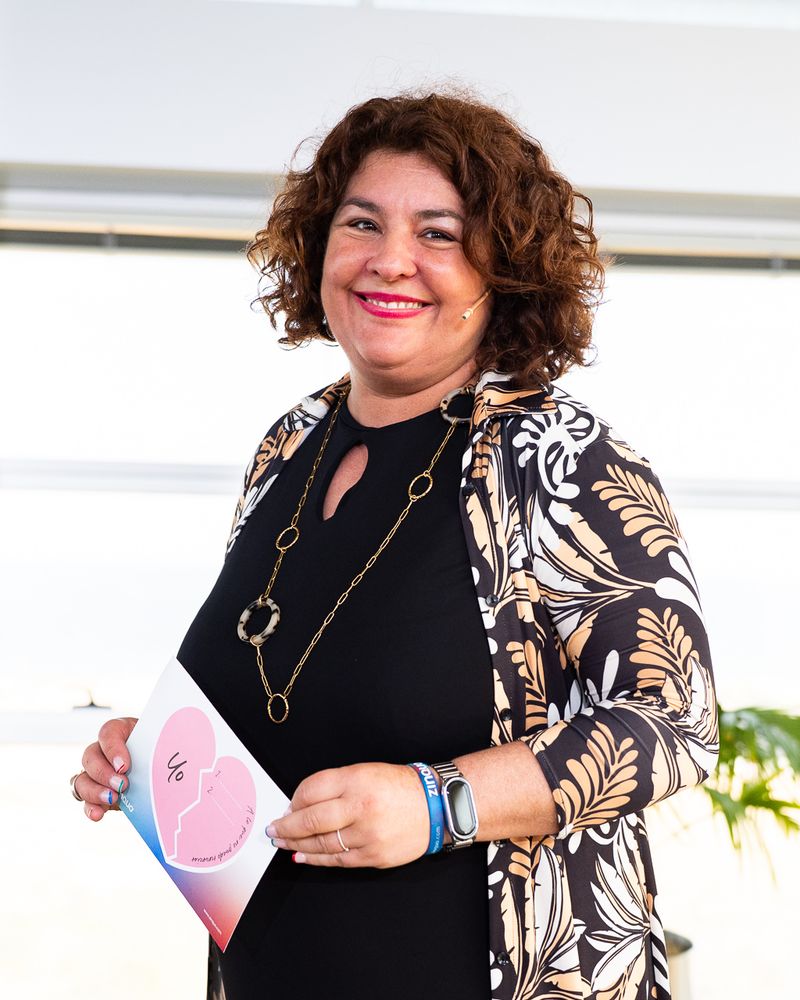 Laura Moncho sonriendo, con una carta en la mano
